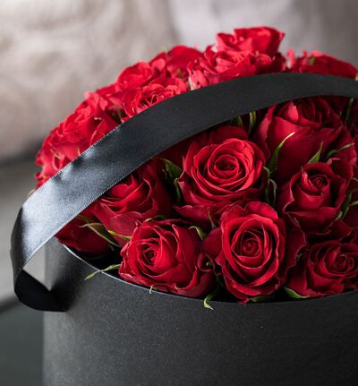 Røde roser i sort gaveeske XL